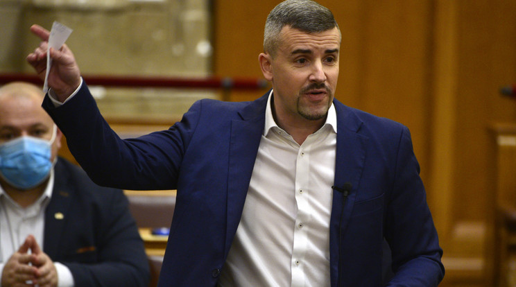 Jakab Péter, a Jobbik frakcióvezetője napirend előtt szólal fel az Országgyűlés plenáris ülésén 2021. december 14-én / Fotó: MTI/Kovács Attila