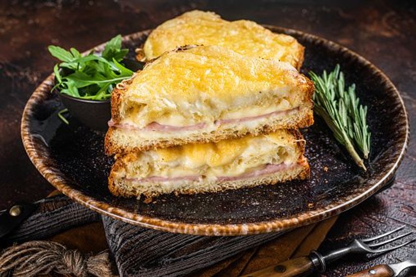 Croque monsieur — zapiekana kanapka z serem i szynką