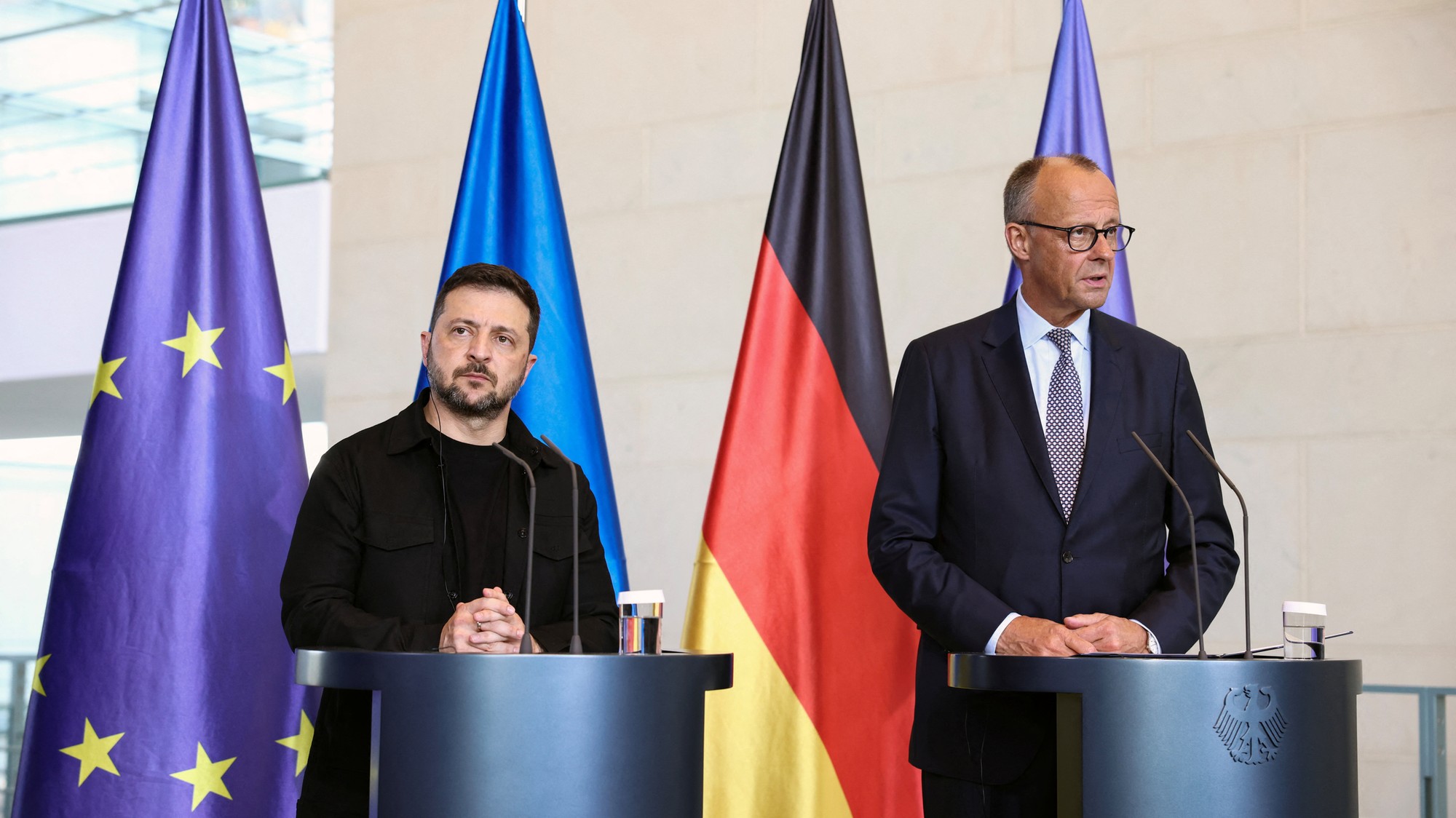 Nemecký kancelár Friedrich Merz a ukrajinský prezident Volodymyr Zelenskyj hovoria s novinármi po virtuálnom stretnutí s americkým prezidentom Donaldom Trumpom a európskymi lídrami.