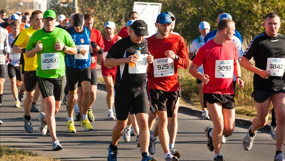 Po raz czternasty w niedzielę odbędzie się Poznań maraton. W związku z tym, że biegacze przebiegną praktycznie przez całe miasto, będzie dużo utrudnień dla kierowców i pasażerów komunikacji miejskiej.