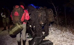 Grupa Granica odnalazła migrantów, którzy błąkali się w lesie w okolicy Narewki [WIDEO]