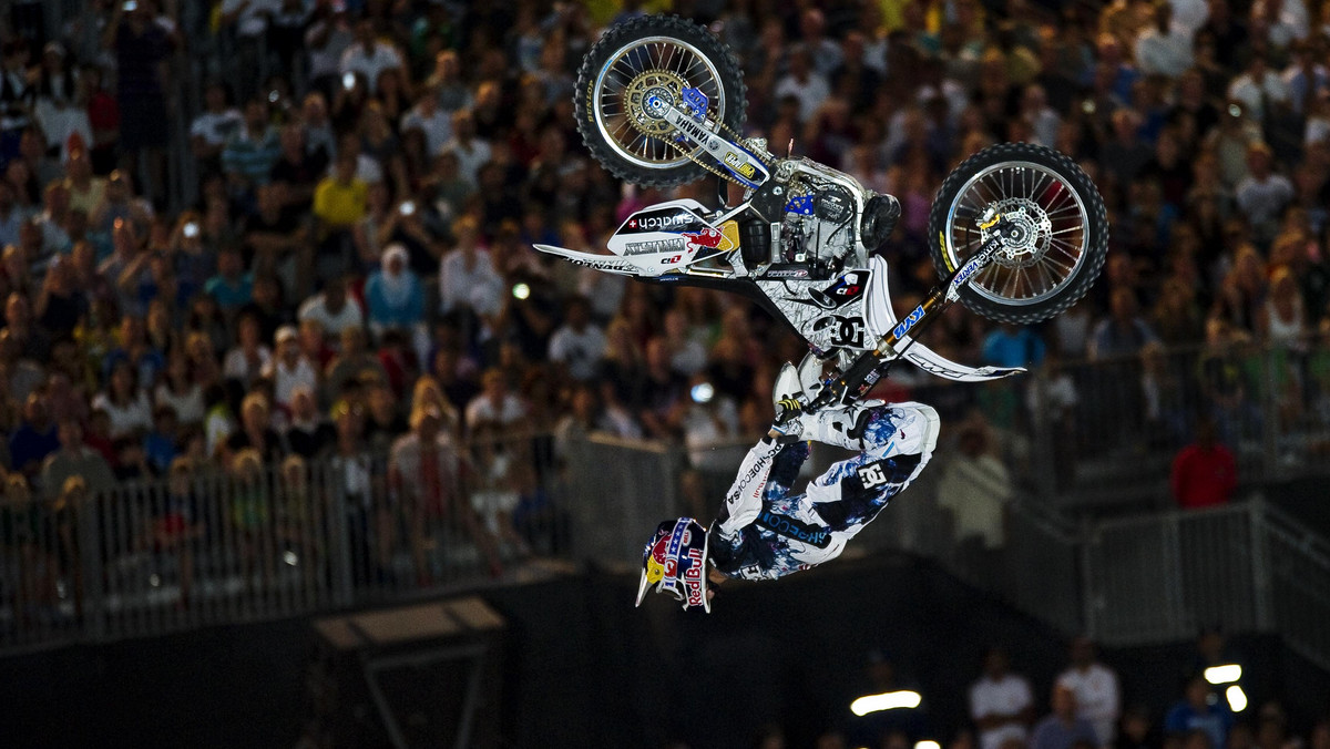 Mocna dwunastka - tak można nazwać ekipę zawodników, która już w tę sobotę zmierzy się podczas polskiej edycji zawodów Red Bull X-Fighters 2011. 6 sierpnia, na Stadionie Miejskim w Poznaniu ponad 40 tysięcy fanów freestyle motocrossu będzie miało okazję poczuć emocje kibicowania niewiarygodnym saltom i motocyklowym ewolucjom. Drugi w historii polski przystanek największych na świecie zawodów FMX już za 4 dni.