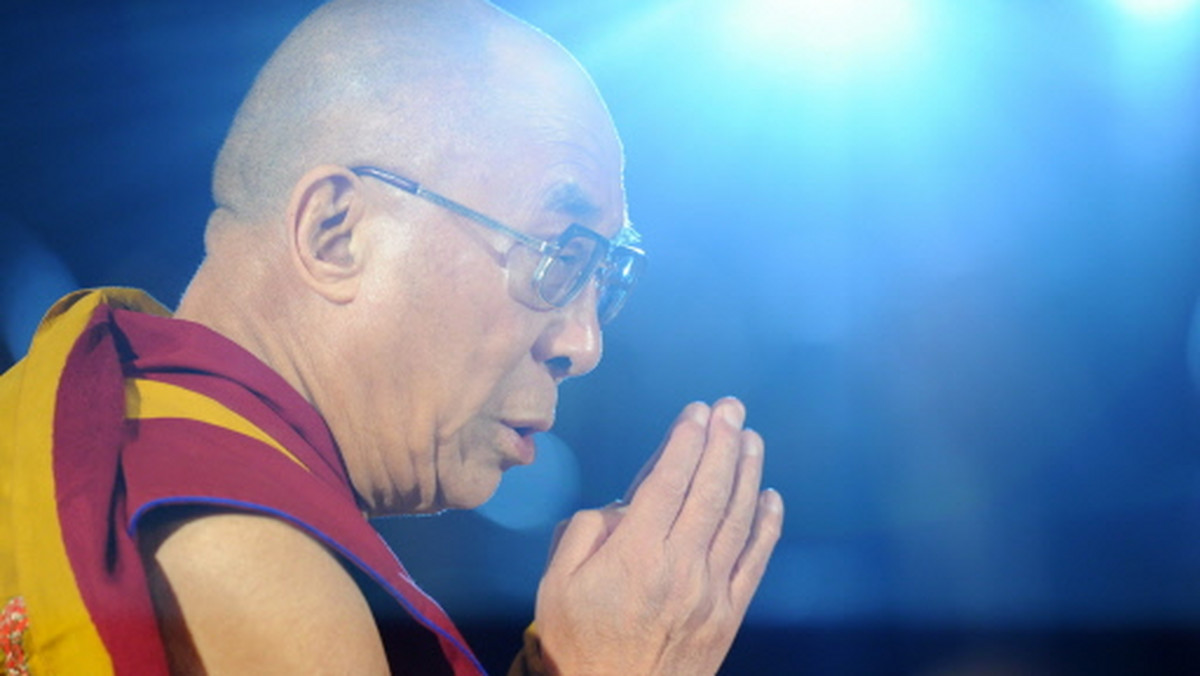 Chiny mogą wyraźnie przysłużyć się całej planecie, lecz świat się ich boi - oświadczył w niedzielę w Pradze Dalajlama XIV. Odwiedzający stolicę Czech duchowy przywódca Tybetańczyków wziął udział na Uniwersytecie Karola w debacie na temat praw człowieka w Azji.