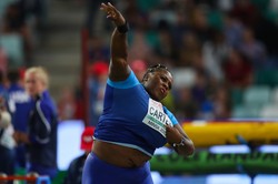 Mistrzyni olimpijska trenuje na podjeździe do garażu, gdzie rzuca… wiertarką.