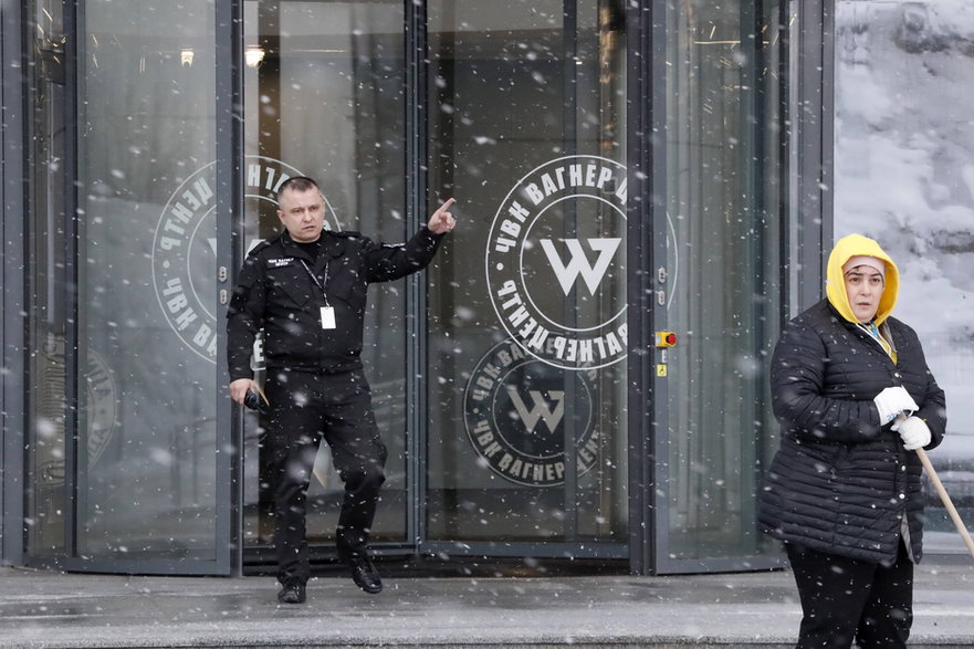 Strażnik przed wejściem do siedziby Grupy Wagnera w Petersburgu