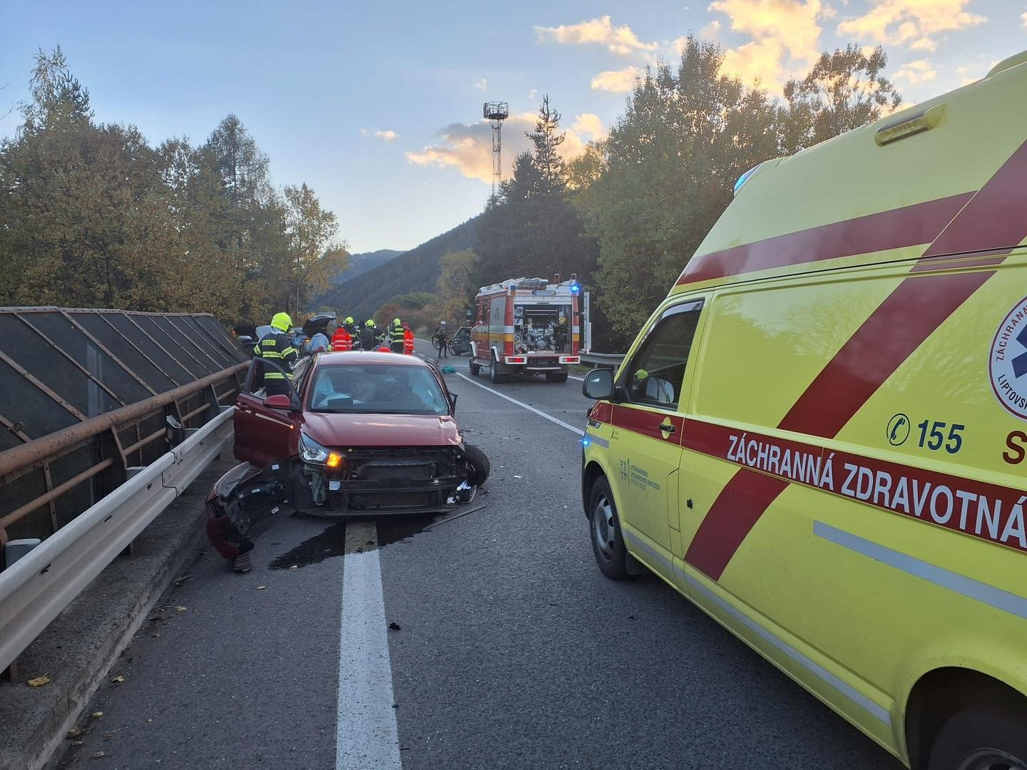 Pri nehode štyroch vozidiel v Liptovskej Porúbke sa zranilo šesť osôb.