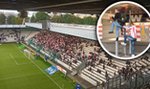 Wielki chaos przed meczem Cracovii. Tłum fanów sam wkroczył na trybuny [WIDEO]