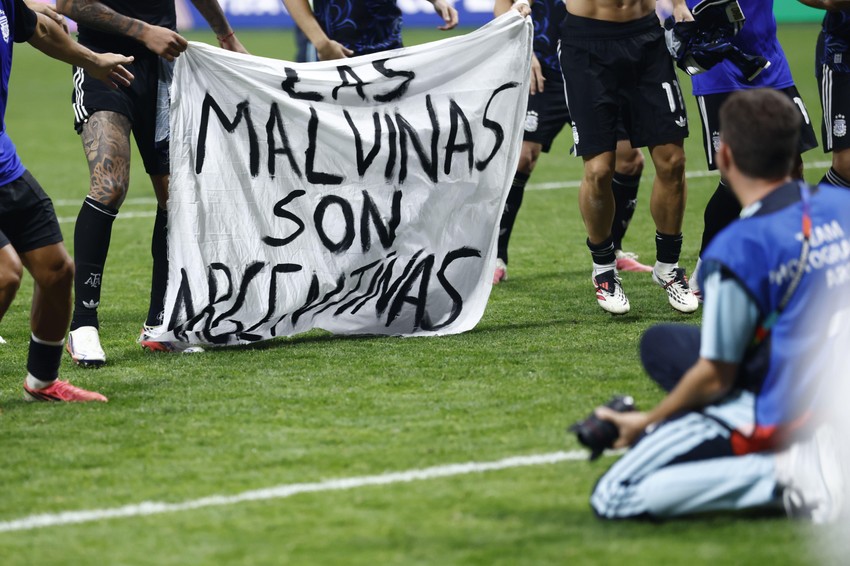 Argentinski fudbaleri slavili su sa transparentom Malvini su argentinski | Foto: Will Oliver/EPA/Shutterstock