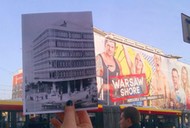 Smyk pokryty wielką reklamą Warsaw Shore. Fotografia wykonana przez panią Katarzynę Fołdyn, umieszczone na profilu Usuńcie baner Warsaw SHORE ze Smyka/ CDT