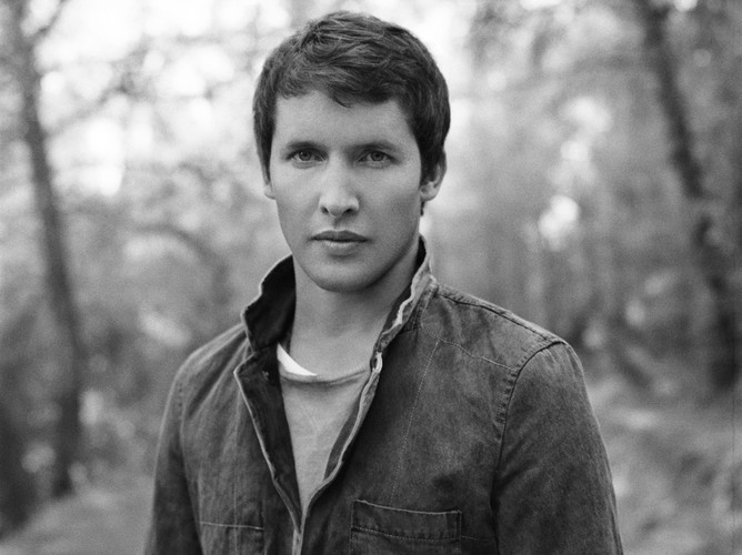 James Blunt na zdjęciu z sesji do 'Some Kind of Trouble' (2010)