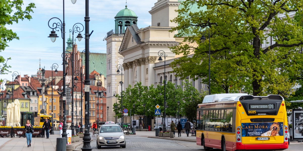 Samorządy ostrzegają, że przyszły rok będzie dla nich bardzo trudny. Już teraz informują o inwestycjach, z których będą musiały zrezygnować - pisze "DGP".