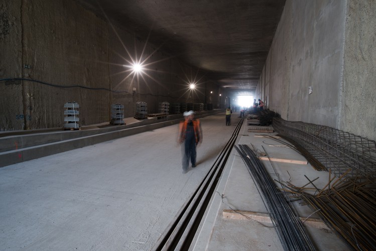 Tunel przebiegnie pod centrum miasta na różnej głębokości w zależności od miejsca. Przy dworcu Łódź Fabryczna, podziemna trasa będzie umiejscowiona na głębokości 16,5 m pod powierzchnią gruntu. 

<br><br> (gm/zuz) PAP/Grzegorz Michałowski