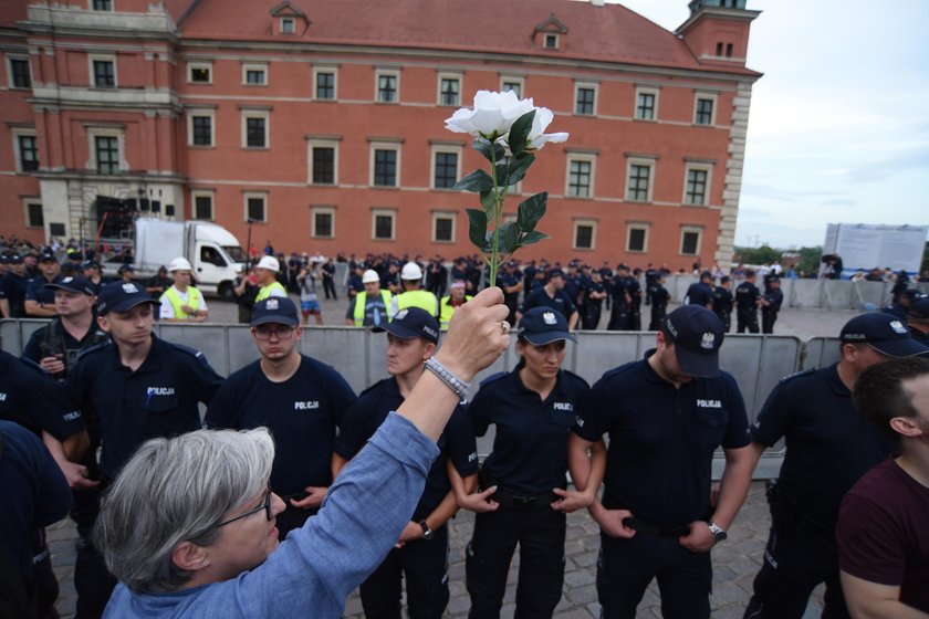 Obchody miesięcznicy smoleńskiej. Krakowskie Przedmieście odgrodzone