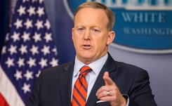 'Nawet Hitler nie upadł tak nisko, aby użyć broni chemicznej'. Kolejna wpadka rzecznika Trumpa