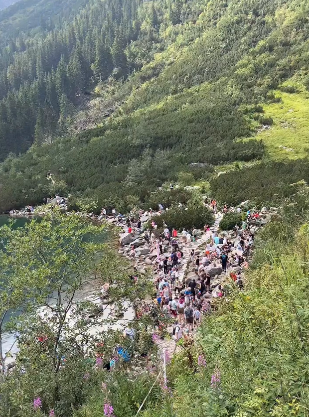 Turisti často čakajú aj niekoľko hodín na výstup.