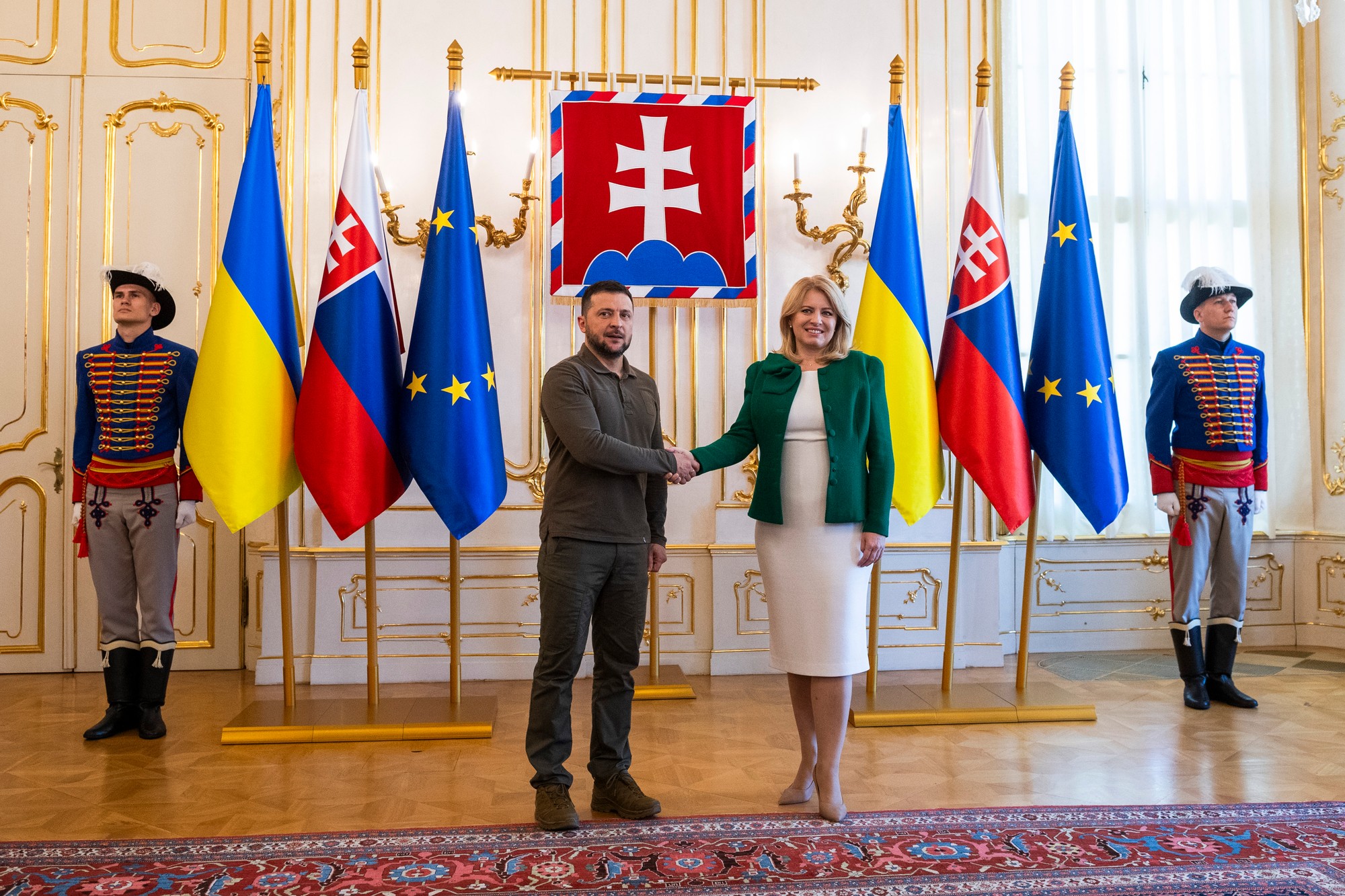 Prezidentka SR Zuzana Čaputová a ukrajinský prezident Volodymyr Zelenskyj pózujú počas stretnutia v Prezidentskom paláci v Bratislave.