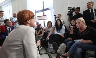 Rafalska zadeklarowała możliwość rozmów bez kamer z protestującymi w Sejmie