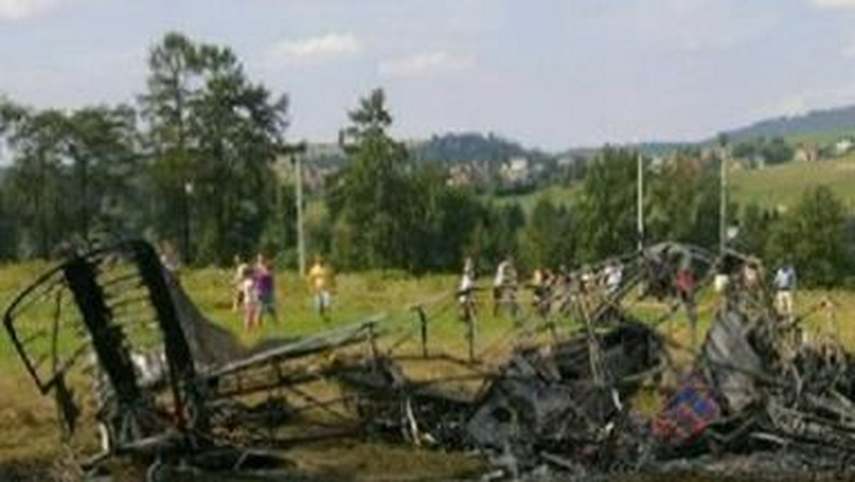 Dziś, krótko po południu, w Nowym Targu doszło do wypadku lotniczego. Samolot Jak-12 spadł w pobliżu zabudowań, zginął pilot - informuje TVN 24.