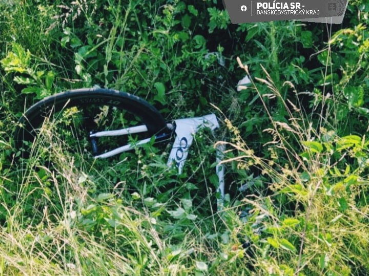 Auto narazilo do cyklistov, obaja zomreli.