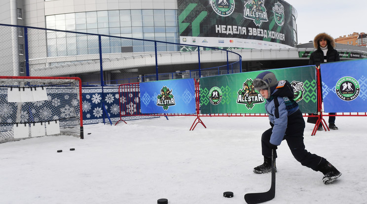 Mint a kis gladiátorok, úgy mennek az orosz gyerekek a jégen / Fotó: AFP