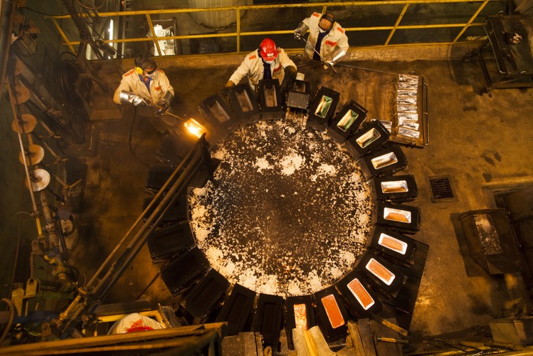 W 1968 roku w Głogowie rozpoczęła się budowa huty. W 1971 r. Huta Miedzi „Głogów I” została  oddana do użytku.  Trzy lata później w Żukowicach pod Głogowem ruszyła budowa drugiej części huty. HM „Głogów II” rozpoczęła produkcję w 1978 r. Należące do KGHM zakłady zatrudniają teraz w sumie ok. 2 480 osób. Na zdjęciu - produkcja srebra w Hucie Miedzi Głogów