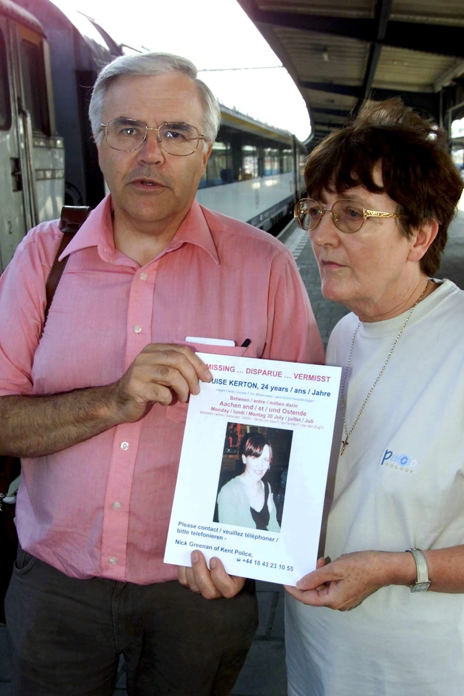 Fil i Ket Kerton sa plakatom nestale ćerke Luiz u avgustu 2001. u Belgiji