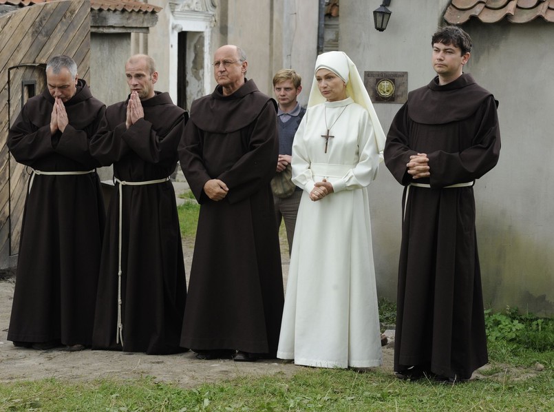 Na głębokiej prowincji, w podupadającym klasztorze, sennie i bez rozgłosu żyje sobie czterech mnichów z doglądającą ich siostrą Bazylią i przygarniętym z litości Frankiem – przybłędą.