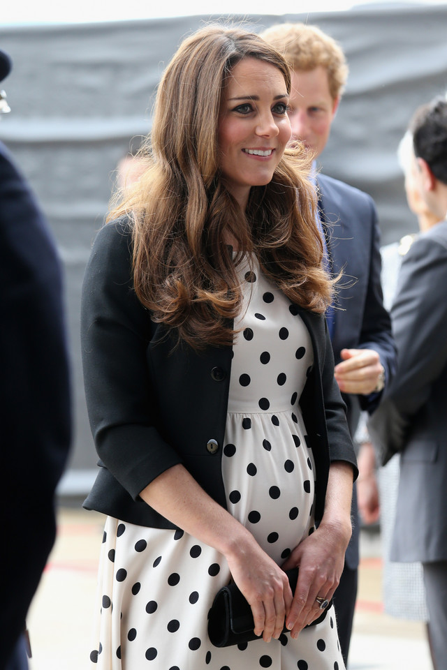 Kate Middleton w ciążowej białej sukience w czarne grochy