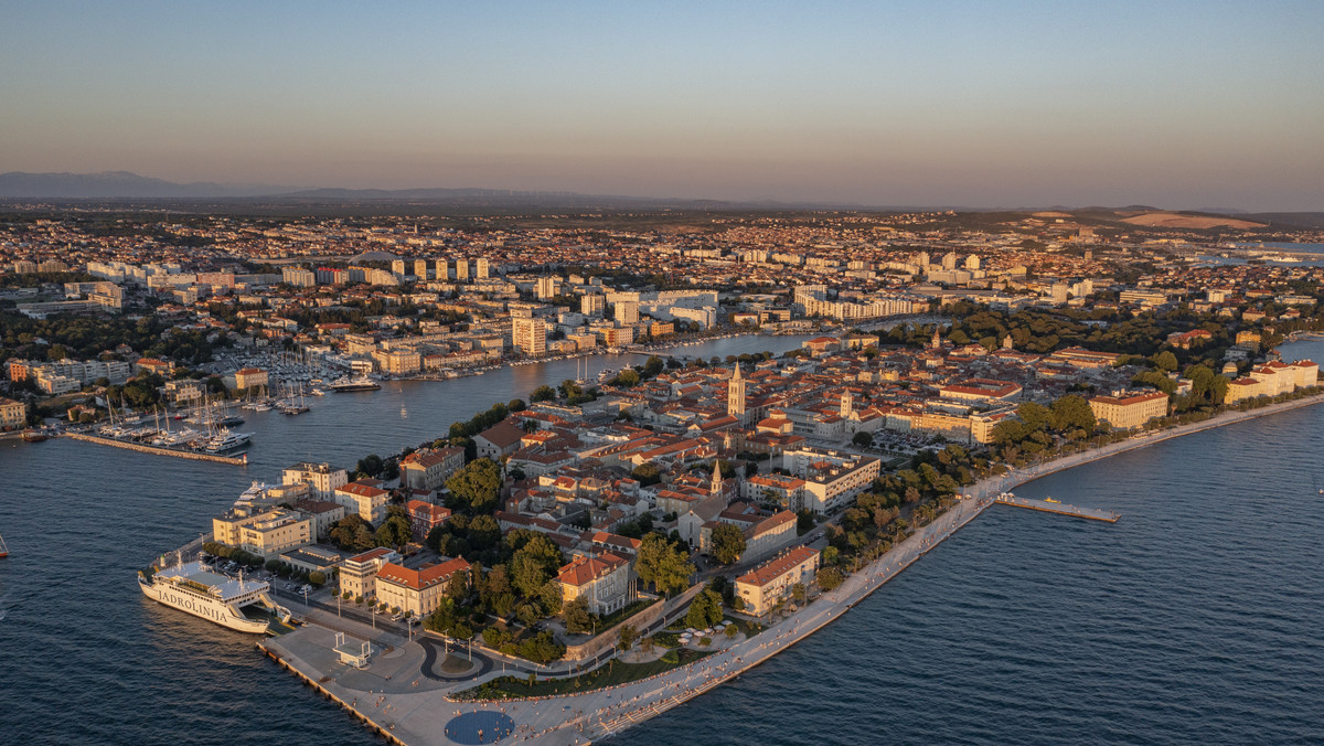 Zadar to zarówno klimatyczny wehikuł czasu, jak i skansen. Znajdziesz tu jedne z najpiękniejszych zabytków architektury i dziedzictwa kulturowego wschodniego wybrzeża Adriatyku oraz wspaniałe trasy trekkingowe. To wspaniałe miejsce, by spędzać czas z rodziną czy przyjaciółmi o każdej porze roku.