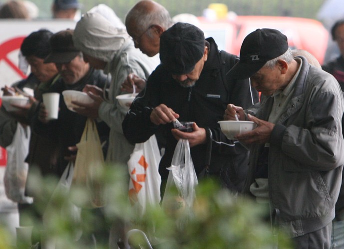 10. Przetrwanie

Pomimo tego, że po kryzysie finansowym sprzed 10 lat gospodarki są w coraz lepszym stanie, dochody rosną, a bezrobocie spada, to przepaść między bogatymi a biednymi wciąż jest ogromna. Biedniejszym coraz trudniej związać koniec z końcem, niepewne zatrudnienie potęguje problemy. Osoby doświadczające braku bezpieczeństwa żywnościowego (czyli o nieregularnych dochodach, osoby starsze, samotni rodzice i osoby ubiegające się o azyl) są wspierani przez coraz większą liczbę organizacji charytatywnych, banki żywności i inne formy pomocy żywnościowej. W Stanach Zjednoczonych sieć Feeding America operuje 200 bankami żywności i dystrybuuje darowaną żywność dla ponad 43 milionów ludzi w potrzebie. Istnieje około 800 banków żywności w Kanadzie, 1000 w Niemczech i 2000 we Francji oraz Wielkiej Brytanii. We Francji ustawa w 2016 r. zmusza supermarkety do udostępniania niesprzedanego jedzenia, by głodni mogli zabrać je ze specjalnych koszy.

Konsumenci częściej wybierają się do dyskontów. W Japonii wielką popularnością cieszą się sklepy, w których produkty kosztują poniżej 100 jenów – CanDo. Tam zaopatrują się samotni mężczyźni, kupując zarówno tanie wino, jak i sushi, skarpetki i narzędzia do domu. Według brytyjskiego Urzędu Statystyk Krajowych, sklepy z odzieżą używaną, a zwłaszcza sklepy charytatywne, były silnym motorem wzrostu sprzedaży detalicznej w 2017 roku. Znacząca jest globalna ekspansja dyskontów takich jak Aldi czy Lidl.