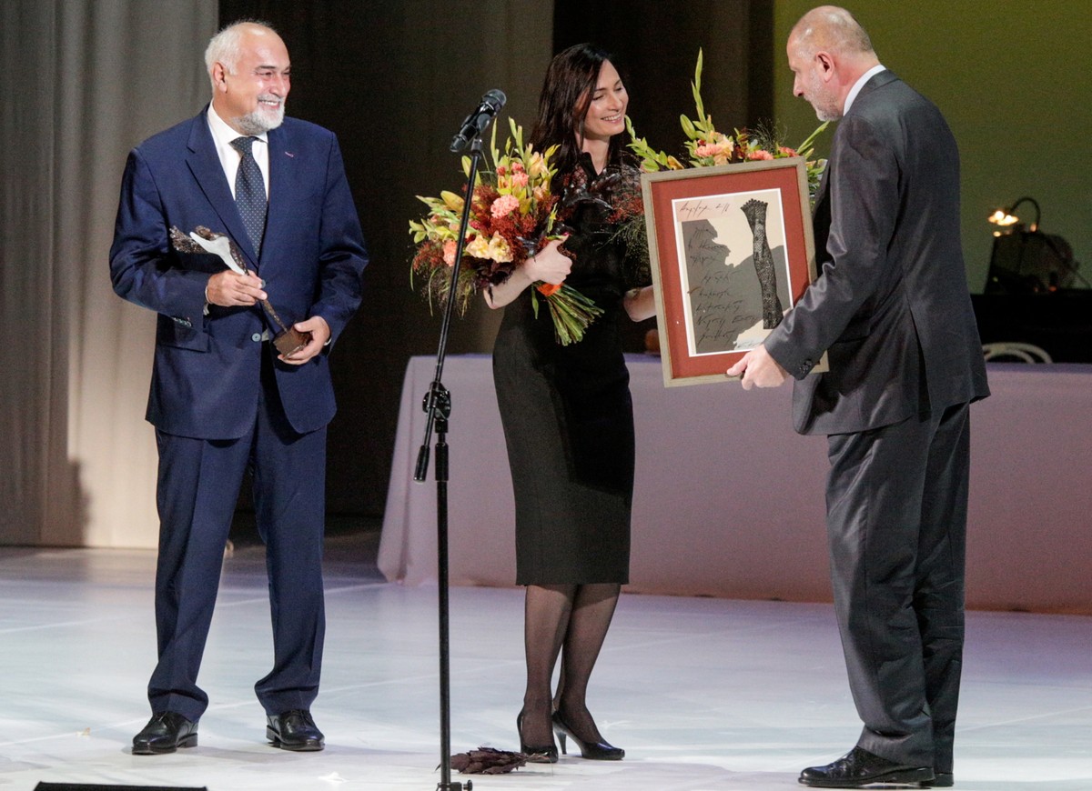 Varujan Vosganian, tłumaczka Joanna Kornaś-Warwas i prezydent Wrocława Rafał Dutkiewicz podczas uroczystości.