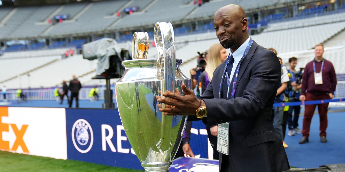 Claude Makelele umieszcza trofeum Ligi Mistrzów UEFA na cokole przed rozpoczęciem finałowego meczu Ligi Mistrzów UEFA pomiędzy Liverpoolem a Realem Madryt.