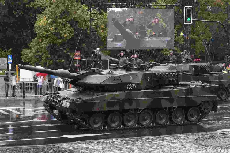 Po przelocie samolotów rozpoczął się przemarsz pododdziałów pieszych. Wzięło w nim w nim udział ponad 1000 żołnierzy i 61 pocztów sztandarowych. Kolumna maszerujących rozciągnięta była na ćwierć kilometra. Defilowali nie tylko Polacy, ale też ponad 200 żołnierzy z 12 innych państw. W przemarszu po raz pierwszy wzięły też udział pododdziały złożone z członków czterech organizacji proobronnych. PAP/Radek Pietruszka