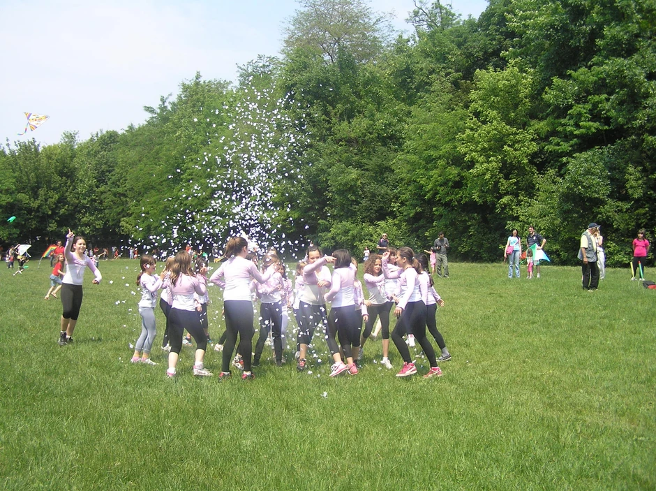 Male plesačice i koreografija sa papirićima