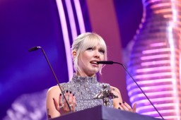 daria zawiałow zaręczyła się. opublikowała zdjęcie z partnerem