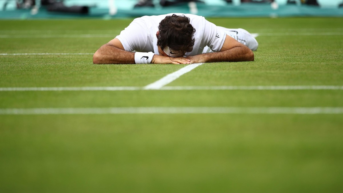 Kontuzja kolana plus parę innych dolegliwości spowodowało, że zaraz po wimbledońskim półfinale 35-letni Szwajcar, Roger Federer zrezygnował ze wszystkich pozostałych tegorocznych startów. Jego rówieśniczka, młodsza o prawie dwa miesiące Serena Williams, triumfowała na trawiastych kortach Londynu i na ceglanych Rzymu, lecz znalazła pogromczynie w wielkoszlemowych finałach w Melbourne oraz w Paryżu.