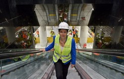 Gronkiewicz-Waltz w kasku chwali się drugą linią metra. ZDJĘCIA z budowy