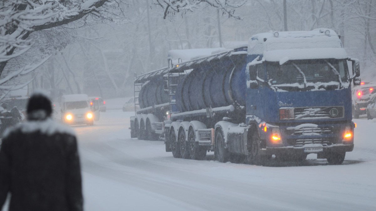 Kolejny gwałtowny atak zimy utrudnia komunikację drogową i kolejową w Europie Środkowej. W ciągu kilku godzin na Słowacji, w Austrii i na Węgrzech spadło 20 centymetrów świeżego śniegu. Szczególne trudności występują na Słowacji, a tamtejsi drogowcy mówią, że sytuacja jest krytyczna.