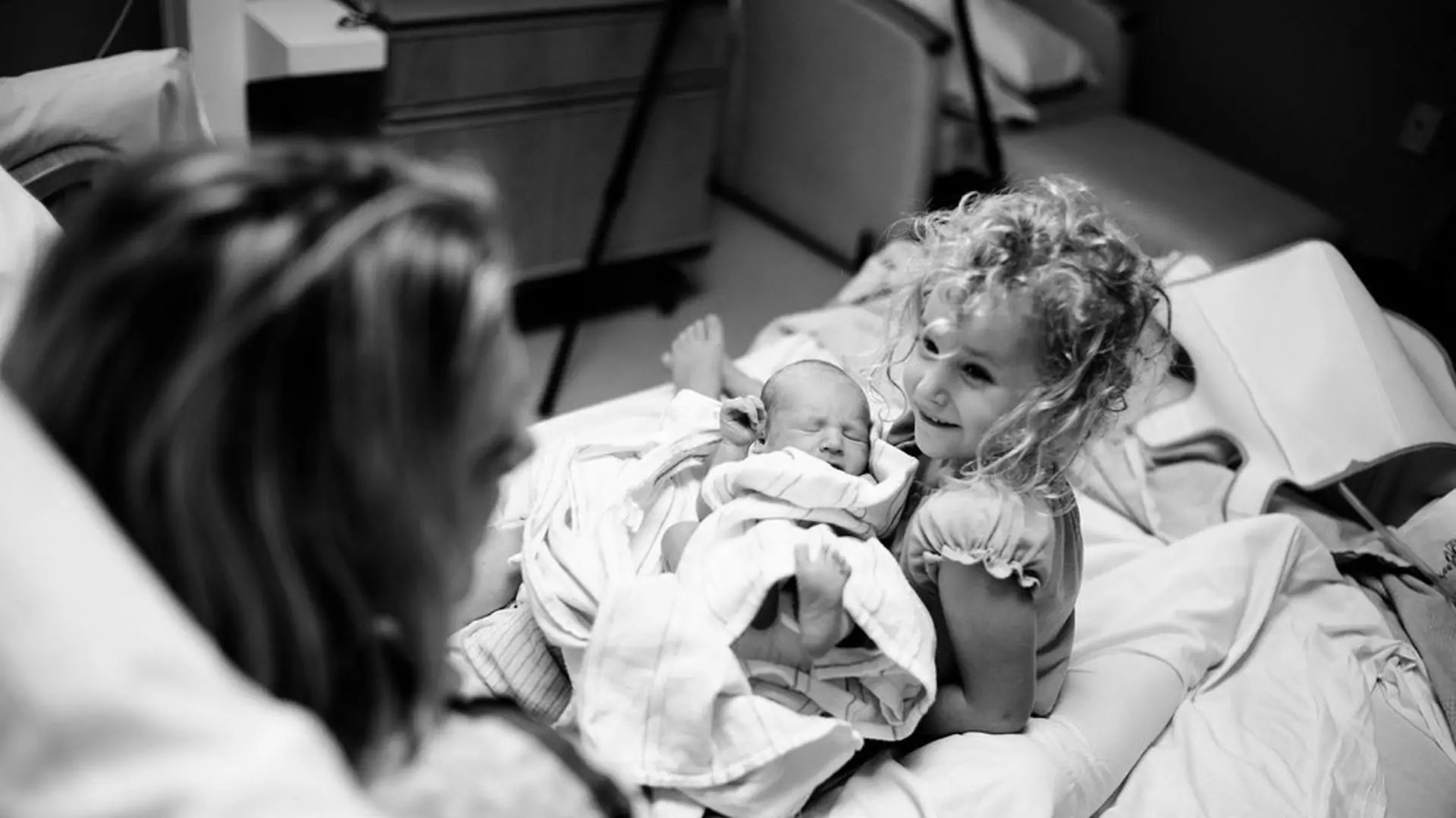 Kiedy dzieci po raz pierwszy widzą nowo narodzonego brata lub siostrę... Cudowne reakcje!