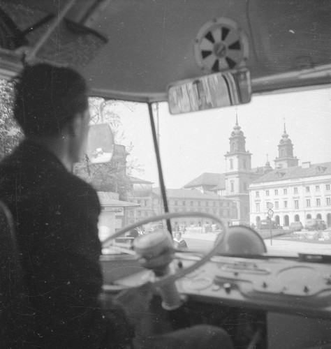 Fotoreportaż z trasy autobusu linii 132 w Warszawie Data: Rok 1958 Miejsce: Warszawa Opis obrazu: Kabina kierowcy w autobusie Chausson i widok z autobusu podczas przejazdu ulicą M. Kopernika. Widoczny fragment ulicy Nowy Świat oraz wieże kościoła Św. Krzyża.  Autor: Siemaszko Zbyszko
