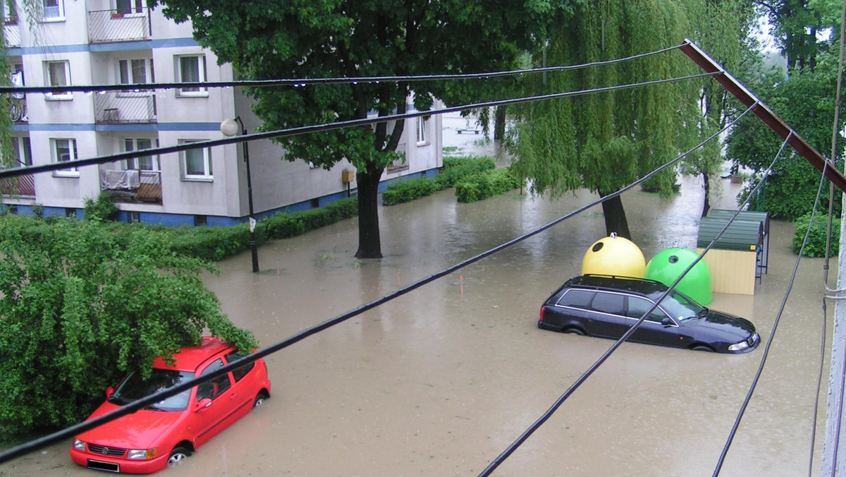 Służby są dobrze przygotowane na ewentualne zagrożenie powodziowe - zapewnił wojewoda śląski Piotr Litwa. Zaapelował zarazem do samorządowców o działania, które mają zapobiec możliwym skutkom prognozowanych intensywnych opadów deszczu w regionie.