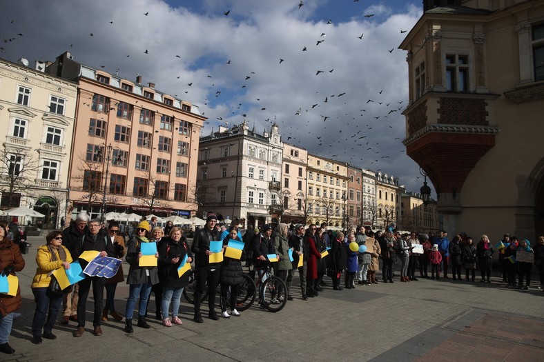 Łańcuch solidarności z Ukrainą na Rynku Głównym w Krakowie, 27 lutego 2022 r.