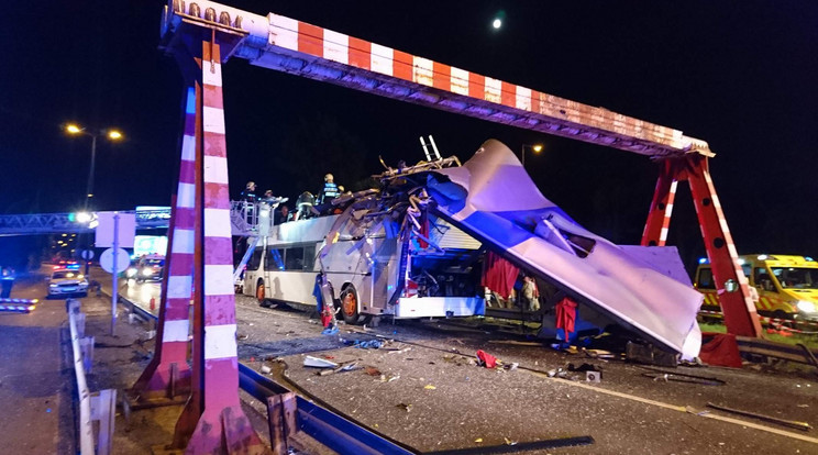 A merev fémszerkezet
leborotválta a busz
emeleti részét /Fotó: Blikk