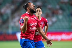 Raków blisko awansu, Lech musi zmazać plamę i odrobić straty