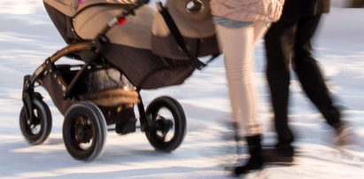 Groźny wypadek we Wrocławiu. Auto wjechało w wózek z dzieckiem