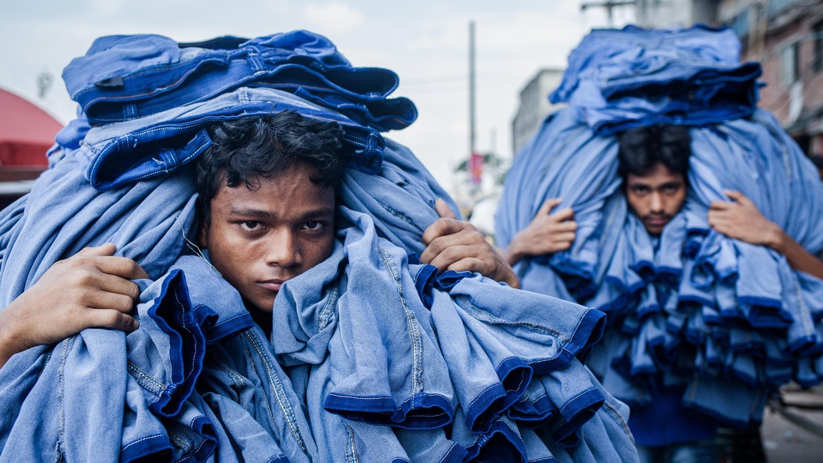 Bangladesz. Chłopcy niosą gotowe ubrania.jpg