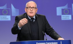 Pięta: Timmermans ośmiesza siebie i Komisję Europejską