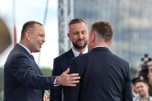 Karol Nawrocki, Władysław Kosiniak-Kamysz i Mariusz Błaszczak podczas ceremonii oficjalnego przyjęcia samolotów F-35 do Sił Zbrojnych RP