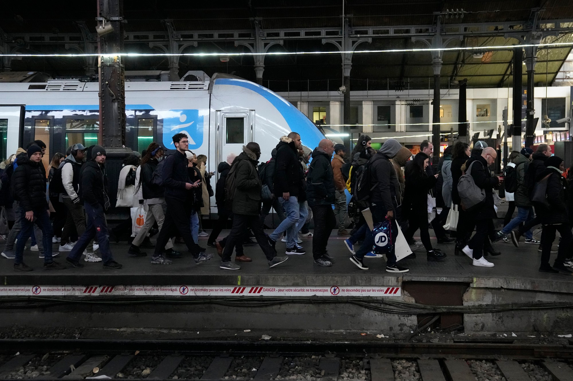 Cestujúci prichádzajú na stanicu Saint Lazare v Paríži v utorok 7. marca 2023.