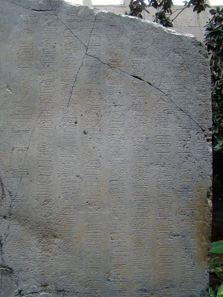 Stela 1 z La Mojarra, na której zapisano dwie daty w długiej rachubie. Zdjęcie Wikipedia/domena publiczna
